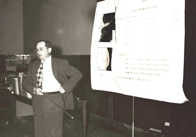 Photo of Darryl Francis presenting to a meeting of Mississippi bankers in 1947 | St. Louis Fed