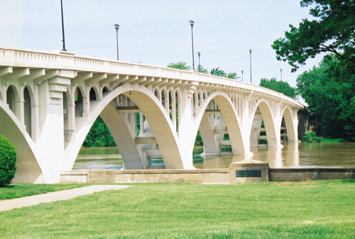 The Lincoln Memorial Bridge spans the Wabash River into Illinois. | St. Louis Fed