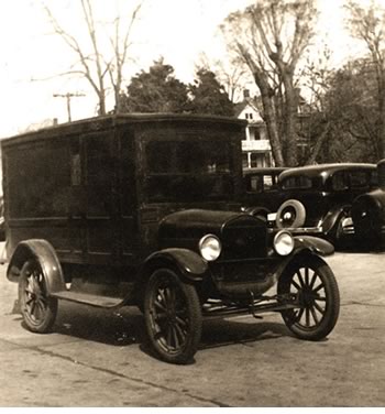 Photo of an Armored Truck | St. Louis Fed