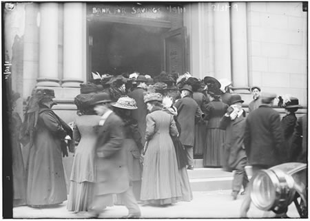 Photo of a Bank Run late 1800s/early 1900s | St. Louis Fed